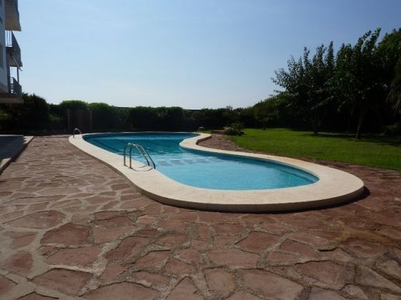 Imagen de la zona de la piscina de los apartamentos GAVAMAR de Gav&agrave; Mar